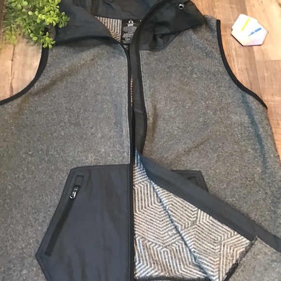 Under armor Size XL Cold gear infiltrated Under Armor vest !! New 🖤 - Picture 3 of 6